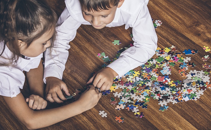 kids playing puzzles
