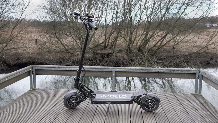 Apollo Ghost commuter scooter in black