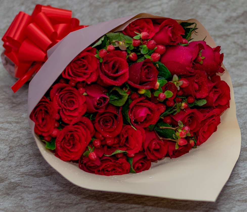 a bouquet of red roses
